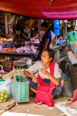 Inle Lake, Myanmar - 30 Ağustos 2016: Tanımlanamayan Birmanyalı kadın pazar yerinde çalışıyor, Inle Sap, Shan Eyaleti Taunggyi İlçesi Nyaungshwe İlçesi'nde bir tatlı su gölü, Myanmar