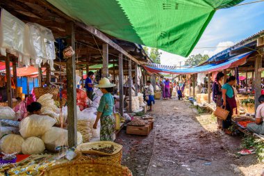 Inle Lake, Myanmar - 30 Ağustos 2016: Tanımlanamayan Birmanyalı kadın pazar yerinde çalışıyor, Inle Sap, Shan Eyaleti Taunggyi İlçesi Nyaungshwe İlçesi'nde bir tatlı su gölü, Myanmar