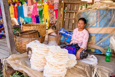 Inle Lake, Myanmar - 30 Ağustos 2016: Tanımlanamayan Birmanyalı kadın pazar yerinde çalışıyor, Inle Sap, Shan Eyaleti Taunggyi İlçesi Nyaungshwe İlçesi'nde bir tatlı su gölü, Myanmar