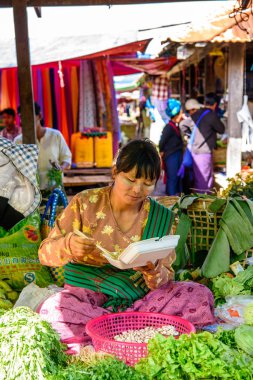 Inle Lake, Myanmar - 30 Ağustos 2016: Tanımlanamayan Birmanyalı kadın pazar yerinde çalışıyor, Inle Sap, Shan Eyaleti Taunggyi İlçesi Nyaungshwe İlçesi'nde bir tatlı su gölü, Myanmar