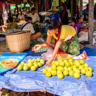 Inle Lake, Myanmar - Ağu 30, 2016: Tanımlanamayan Birmanya kadın pazar yerinde meyve satıyor, Inle Sap, Shan State Taunggyi İlçesi Nyaungshwe İlçesi'nde bir tatlı su gölü, Myanmar