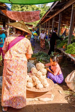 Inle Lake, Myanmar - 30 Ağustos 2016: Tanımlanamayan Birmanyalı kadın pazar yerinde çalışıyor, Inle Sap, Shan Eyaleti Taunggyi İlçesi Nyaungshwe İlçesi'nde bir tatlı su gölü, Myanmar