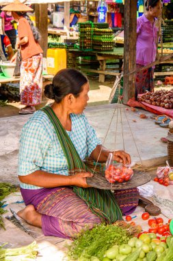 Inle Lake, Myanmar - 30 Ağustos 2016: Tanımlanamayan Birmanyalı kadın pazar yerinde çalışıyor, Inle Sap, Shan Eyaleti Taunggyi İlçesi Nyaungshwe İlçesi'nde bir tatlı su gölü, Myanmar