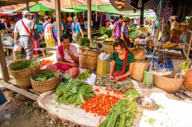 Inle Lake, Myanmar - 30 Ağustos 2016: Tanımlanamayan Birmanyalı kadın pazar yerinde çalışıyor, Inle Sap, Shan Eyaleti Taunggyi İlçesi Nyaungshwe İlçesi'nde bir tatlı su gölü, Myanmar
