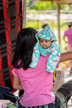 Inle Lake, Myanmar - 30 Ağustos 2016: Çocuğuyla birlikte kimliği belirsiz Birmanyalı kadın. Myanma halkının yüzde 68'i Bamar etnik grubuna mensandı