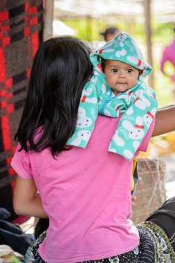 Inle Lake, Myanmar - 30 Ağustos 2016: Çocuğuyla birlikte kimliği belirsiz Birmanyalı kadın. Myanma halkının yüzde 68'i Bamar etnik grubuna mensandı