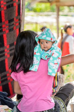 Inle Lake, Myanmar - 30 Ağustos 2016: Çocuğuyla birlikte kimliği belirsiz Birmanyalı kadın. Myanma halkının yüzde 68'i Bamar etnik grubuna mensandı