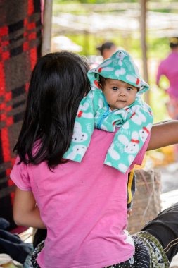 Inle Lake, Myanmar - 30 Ağustos 2016: Çocuğuyla birlikte kimliği belirsiz Birmanyalı kadın. Myanma halkının yüzde 68'i Bamar etnik grubuna mensandı