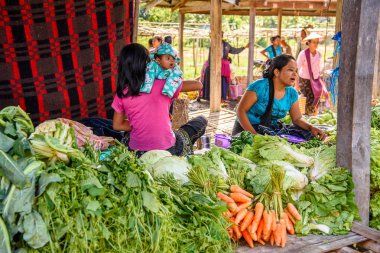 Inle Lake, Myanmar - 30 Ağustos 2016: Bir bebek ile tanımlanamayan Birmanya kadın pazar yerinde çalışır, Inle Sap, Shan State Taunggyi İlçesi Nyaungshwe İlçesi'nde bir tatlı su gölü, Myanmar