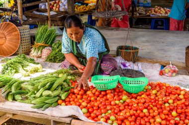 Inle Lake, Myanmar - 30 Ağustos 2016: Tanımlanamayan Birmanyalı kadın pazar yerinde çalışıyor, Inle Sap, Shan Eyaleti Taunggyi İlçesi Nyaungshwe İlçesi'nde bir tatlı su gölü, Myanmar