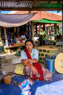 Inle Lake, Myanmar - 30 Ağustos 2016: Tanımlanamayan Birmanyalı kadın pazar yerinde çalışıyor, Inle Sap, Shan Eyaleti Taunggyi İlçesi Nyaungshwe İlçesi'nde bir tatlı su gölü, Myanmar