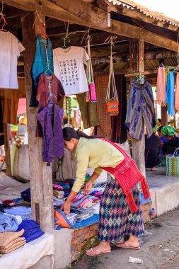 Inle Lake, Myanmar - 30 Ağustos 2016: Tanımlanamayan Birmanyalı kadın pazar yerinde çalışıyor, Inle Sap, Shan Eyaleti Taunggyi İlçesi Nyaungshwe İlçesi'nde bir tatlı su gölü, Myanmar