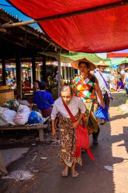 Inle Lake, Myanmar - 30 Ağustos 2016: Tanımlanamayan Birmanya lılar pazar yerinde çalışıyor, Inle Sap, Shan Eyaleti'nin Taunggyi İlçesi'nin Nyaungshwe İlçesi'nde bir tatlı su gölü, Myanmar