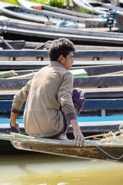 Inle Lake, Myanmar - 30 Ağustos 2016: Myanmar'ın Shan Eyaletinin Taunggyi İlçesi'nin Nyaungshwe İlçesi'nde bulunan bir tatlı su gölü olan Inle Sap'ın üzerinde bambu teknede bulunan tanımlanamayan Birmanyalı adam