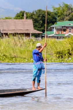 Inle Lake, Myanmar - 30 Ağustos 2016: Myanmar'ın Shan Eyaletinin Taunggyi İlçesi'nin Nyaungshwe İlçesi'nde bulunan bir tatlı su gölü olan Inle Sap'ın üzerinde bambu teknede bulunan tanımlanamayan Birmanyalı adam