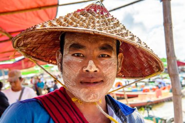 Inle Lake, Myanmar - 30 Ağustos 2016: Geleneksel şapkalı tanımlanamayan Birmanyalı adam. Myanma halkının yüzde 68'i Bamar etnik grubuna mensandı