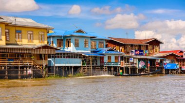 Inn Paw Khon, Myanmar - 30 Ağustos 2016: Inle Sap üzerinde Inpawkhon köyünde house, Shan State Taunggyi İlçesi Nyaungshwe İlçesi'nde bir tatlı su gölü, Myanmar