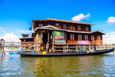 Inn Paw Khon, Myanmar - 30 Ağustos 2016: Inle Sap üzerinde Inpawkhon köyü, Shan Eyaleti Taunggyi İlçesi Nyaungshwe İlçesi'nde bir tatlı su gölü, Myanmar