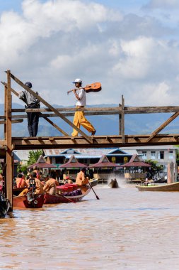 Inle Lake, Myanmar - 30 Ağustos 2016: Inle Sap üzerinde bir köy, Shan Eyaleti'nin Taunggyi İlçesi Nyaungshwe İlçesi'nde bulunan bir tatlı su gölü, Myanmar