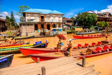 Inle Lake, Myanmar - 30 Ağustos 2016: Inle Sap üzerinde bir köy, Shan Eyaleti'nin Taunggyi İlçesi Nyaungshwe İlçesi'nde bulunan bir tatlı su gölü, Myanmar