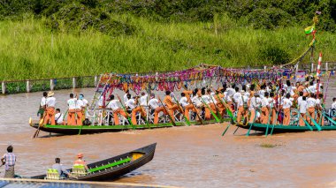 Inle Lake, Myanmar - 30 Ağustos 2016: Kimliği belirsiz Birmanyalılar, Shan Eyaleti'nin Taunggyi İlçesi Nyaungshwe İlçesi'nde bulunan bir tatlı su gölü olan Inle Sap üzerinde kürek çekiyorlar,