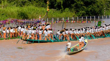 Inle Lake, Myanmar - 30 Ağustos 2016: Kimliği belirsiz Birmanyalılar, Shan Eyaleti'nin Taunggyi İlçesi Nyaungshwe İlçesi'nde bulunan bir tatlı su gölü olan Inle Sap üzerinde kürek çekiyorlar,