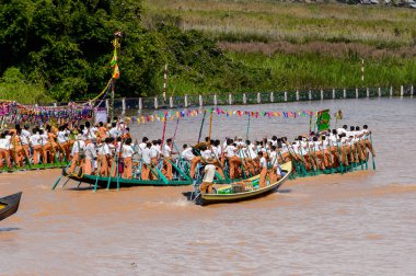 Inle Lake, Myanmar - 30 Ağustos 2016: Kimliği belirsiz Birmanyalılar, Shan Eyaleti'nin Taunggyi İlçesi Nyaungshwe İlçesi'nde bulunan bir tatlı su gölü olan Inle Sap üzerinde kürek çekiyorlar,