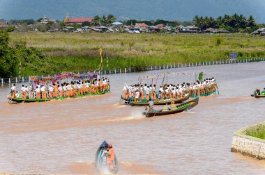 Inle Lake, Myanmar - 30 Ağustos 2016: Kimliği belirsiz Birmanyalılar, Shan Eyaleti'nin Taunggyi İlçesi Nyaungshwe İlçesi'nde bulunan bir tatlı su gölü olan Inle Sap üzerinde kürek çekiyorlar,