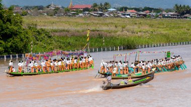 Inle Lake, Myanmar - 30 Ağustos 2016: Kimliği belirsiz Birmanyalılar, Shan Eyaleti'nin Taunggyi İlçesi Nyaungshwe İlçesi'nde bulunan bir tatlı su gölü olan Inle Sap üzerinde kürek çekiyorlar,