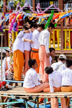 Inle Lake, Myanmar - 30 Ağustos 2016: Inle Gölü'nün iskelesinde kimliği belirsiz Birmanyalılar. Myanma halkının yüzde 68'i Bamar etnik grubuna mensandı
