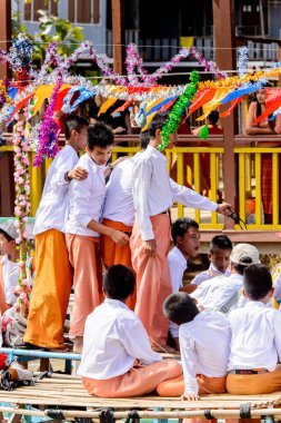 Inle Lake, Myanmar - 30 Ağustos 2016: Inle Gölü'nün iskelesinde kimliği belirsiz Birmanyalılar. Myanma halkının yüzde 68'i Bamar etnik grubuna mensandı
