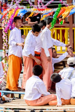 Inle Lake, Myanmar - 30 Ağustos 2016: Inle Gölü'nün iskelesinde kimliği belirsiz Birmanyalılar. Myanma halkının yüzde 68'i Bamar etnik grubuna mensandı