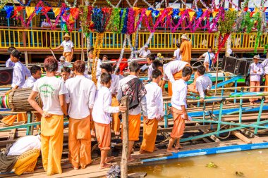 Inle Lake, Myanmar - 30 Ağustos 2016: Inle Gölü'nün iskelesinde kimliği belirsiz Birmanyalılar. Myanma halkının yüzde 68'i Bamar etnik grubuna mensandı