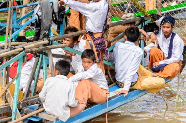 Inle Lake, Myanmar - 30 Ağustos 2016: Inle Gölü'nün iskelesinde kimliği belirsiz Birmanyalılar. Myanma halkının yüzde 68'i Bamar etnik grubuna mensandı