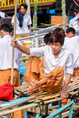 Inle Lake, Myanmar - 30 Ağustos 2016: Inle Gölü'nün iskelesinde tanımlanamayan Birmanyalı çocuk. Myanma halkının yüzde 68'i Bamar etnik grubuna mensandı