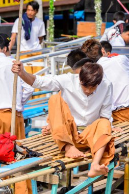 Inle Lake, Myanmar - 30 Ağustos 2016: Inle Gölü'nün iskelesinde tanımlanamayan Birmanyalı çocuk. Myanma halkının yüzde 68'i Bamar etnik grubuna mensandı