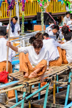 Inle Lake, Myanmar - 30 Ağustos 2016: Inle Gölü'nün iskelesinde tanımlanamayan Birmanyalı çocuk. Myanma halkının yüzde 68'i Bamar etnik grubuna mensandı