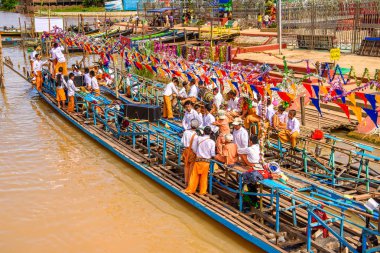 Inle Lake, Myanmar - 30 Ağustos 2016: Inle Gölü'nün iskelesinde kimliği belirsiz Birmanyalılar. Myanma halkının yüzde 68'i Bamar etnik grubuna mensandı