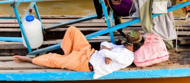 Inle Lake, Myanmar - 30 Ağustos 2016: Tanımlanamayan Birmanyalı çocuk Inle Gölü'nün iskelesinde uyuyor. Myanma halkının yüzde 68'i Bamar etnik grubuna mensandı