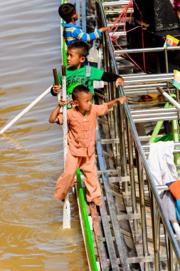Inle Lake, Myanmar - 30 Ağustos 2016: Tanımlanamayan Birmanyalı çocuk Inle Gölü'nün iskelesinde oynuyor. Myanma halkının yüzde 68'i Bamar etnik grubuna mensandı