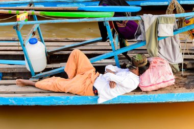 Inle Lake, Myanmar - 30 Ağustos 2016: Tanımlanamayan Birmanyalı çocuk Inle Gölü'nün iskelesinde uyuyor. Myanma halkının yüzde 68'i Bamar etnik grubuna mensandı