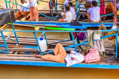 Inle Lake, Myanmar - 30 Ağustos 2016: Inle Gölü'nün iskelesinde kimliği belirsiz Birmanyalılar. Myanma halkının yüzde 68'i Bamar etnik grubuna mensandı