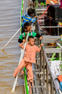 Inle Lake, Myanmar - 30 Ağustos 2016: Tanımlanamayan Birmanyalı çocuk Inle Gölü'nün iskelesinde oynuyor. Myanma halkının yüzde 68'i Bamar etnik grubuna mensandı