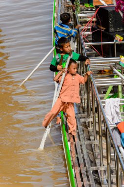 Inle Lake, Myanmar - 30 Ağustos 2016: Tanımlanamayan Birmanyalı çocuk Inle Gölü'nün iskelesinde oynuyor. Myanma halkının yüzde 68'i Bamar etnik grubuna mensandı