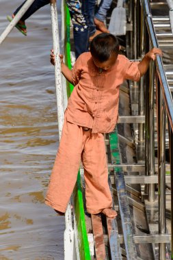 Inle Lake, Myanmar - 30 Ağustos 2016: Tanımlanamayan Birmanyalı çocuk Inle Gölü'nün iskelesinde oynuyor. Myanma halkının yüzde 68'i Bamar etnik grubuna mensandı