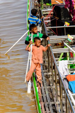 Inle Lake, Myanmar - 30 Ağustos 2016: Tanımlanamayan Birmanyalı çocuk Inle Gölü'nün iskelesinde oynuyor. Myanma halkının yüzde 68'i Bamar etnik grubuna mensandı