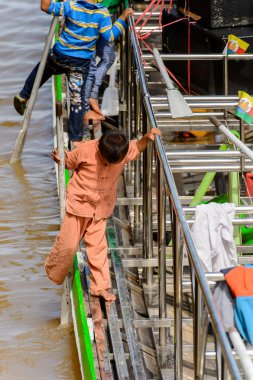 Inle Lake, Myanmar - 30 Ağustos 2016: Tanımlanamayan Birmanyalı çocuk Inle Gölü'nün iskelesinde oynuyor. Myanma halkının yüzde 68'i Bamar etnik grubuna mensandı
