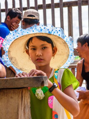 Inle Lake, Myanmar - 30 Ağustos 2016: Inle Gölü'nün iskelesinde tanımlanamayan Birmanyalı kız. Myanma halkının yüzde 68'i Bamar etnik grubuna mensandı