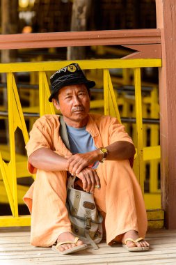 Inle Lake, Myanmar - 30 Ağustos 2016: Inle Gölü'nün iskelesinde tanımlanamayan Birmanyalı adam. Myanma halkının yüzde 68'i Bamar etnik grubuna mensandı