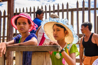 Inle Lake, Myanmar - 30 Ağustos 2016: Inle Gölü'nün iskelesinde tanımlanamayan Birmanyalı kız. Myanma halkının yüzde 68'i Bamar etnik grubuna mensandı